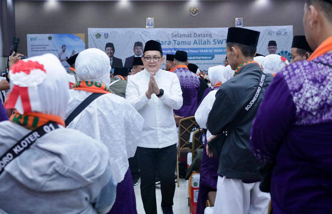 Pj Gubernur Jatim Lepas Jemaah Haji Kloter Pertama Embarkasi Surabaya